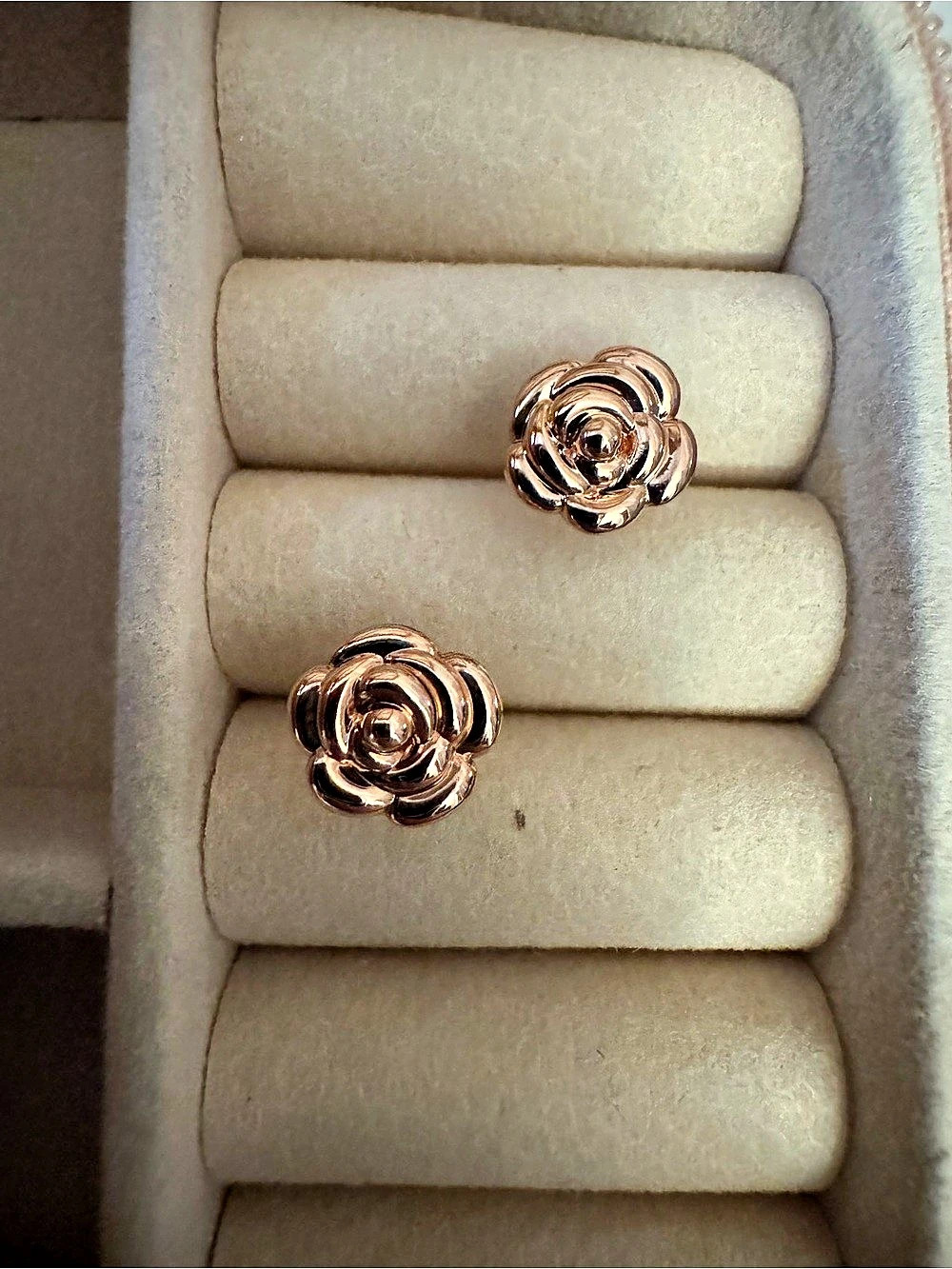 Rose Stud Earrings in Gold NWT 18 k real gold